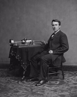 Edison junto a su segundo fonógrafo