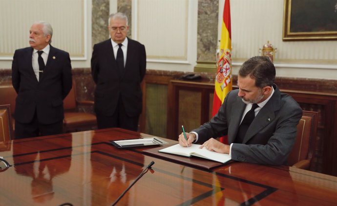 El Rey Felipe firma en el libro de condolencias en la capilla ardiente de Maza