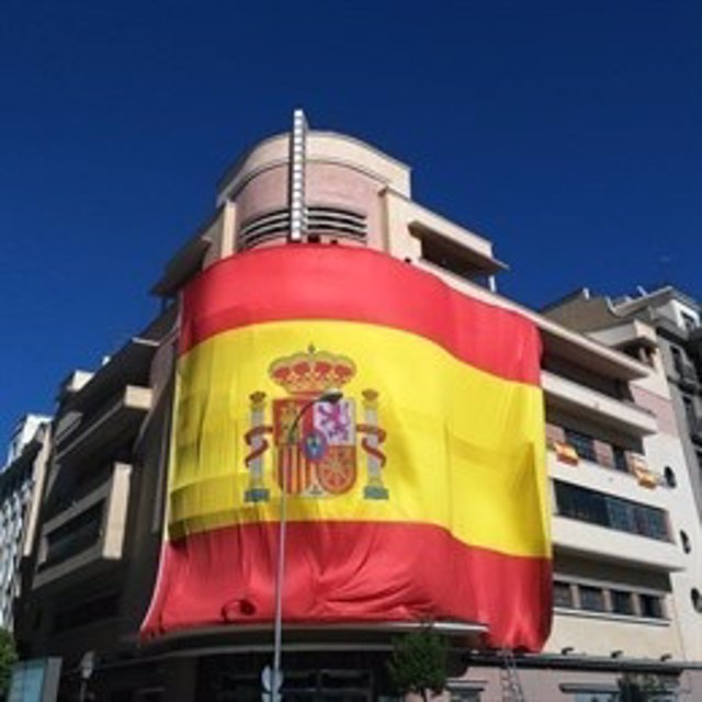 Teatro Barceló con la bandera de España