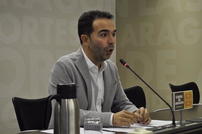 El diputado del PAR, Jesús Guerrero, hoy en rueda de prensa en las Cortes