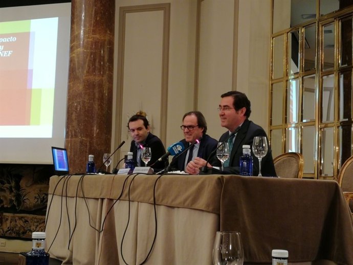 Antonio Garamendi en la presentación de un estudio de Pwc solicitado por Asnef