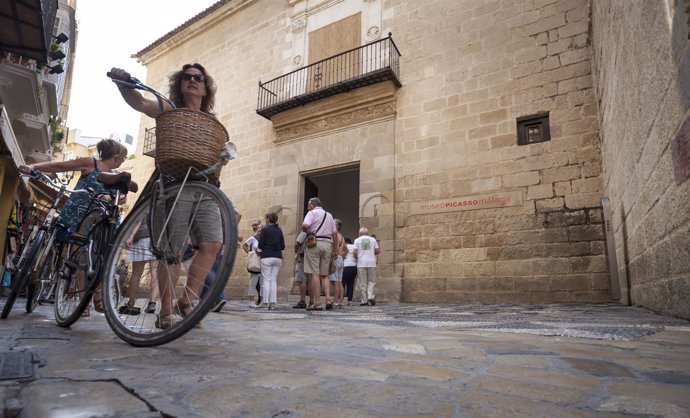 Turistas viajeros museo picasso málaga bicicleta cicloturismo visitantes cultura