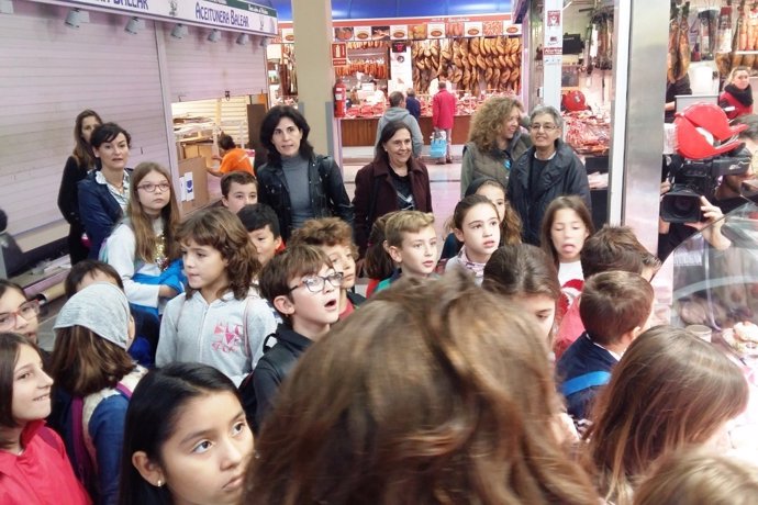 Niños visitando un mercado de Palma