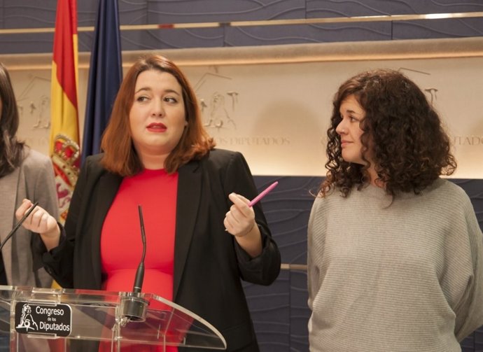 Las diputadas de En Marea y Podemos Ángela Rodríguez y Sofía Castañón