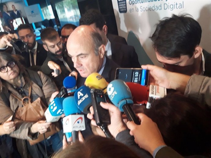 Luis de Guindos, este martes, en atención a los medios