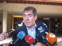 Clavijo se reunirá con Sáenz de Santamaría para "rematar los flecos" del nuevo convenio de carreteras