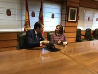 Suárez-Quiñones firma el convenio para solucionar los problemas de abastecimiento de agua en Peñaranda (Salamanca)