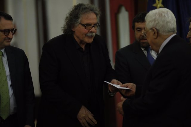 Joan Tarda entrega una carta a Abbas en su visita al Congreso