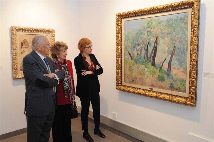 Ruz (dcha.), observa la obra 'Alcornocales en la sierra de Córdoba'