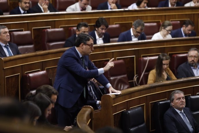 Aitor Esteban interviene desde su escaño en el Congreso