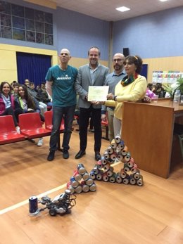 Algar (centro) entrega al IES Averroes el premio 'Recapacicla'