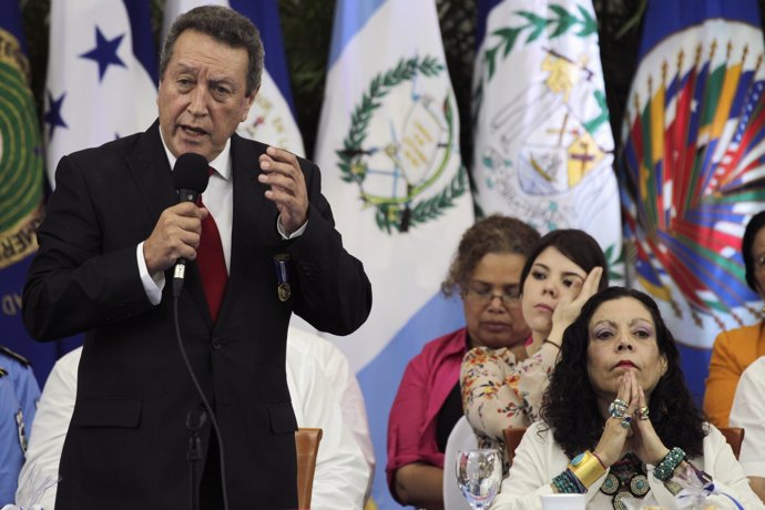 Former Guatemalan President Vinicio Cerezo (L) speaks in the Central American In