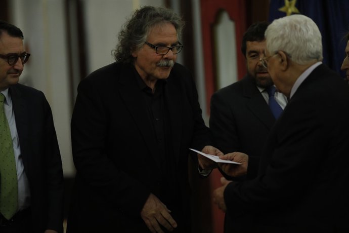 Joan Tardà entrega una carta a Abbas