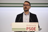 PSOE-A dice que Moreno sigue a Díaz "en modo fan" en lugar de reclamar al Gobierno lo que le "debe" a los andaluces