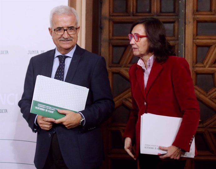 Jiménez Barrios y Rosa Aguilar tras el Consejo de Gobierno