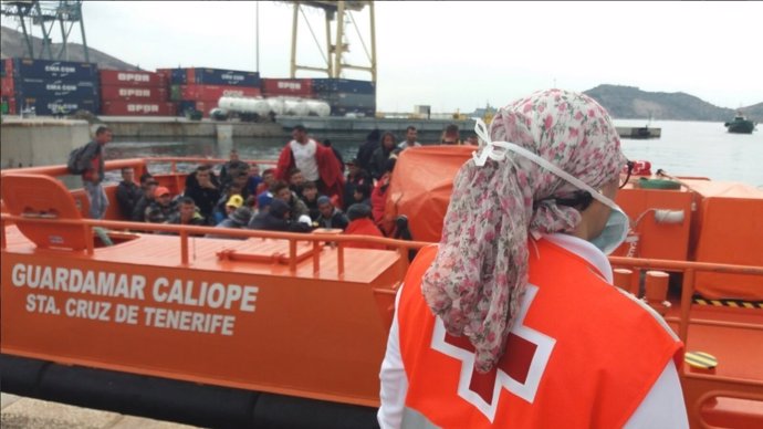 Una voluntaria de Cruz Roja, durante la recepción a los inmigrantes en Cartagena