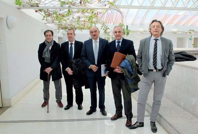 Mazón con su equipo en el Parlamento 