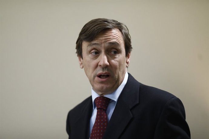 Rafael Hernando en roda de premsa al Congrés