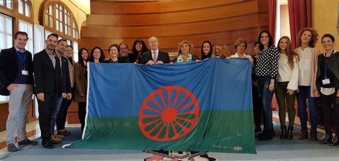 La bandera gitana ondea en el Parlamento para conmemorar el 22N