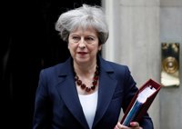 Theresa May insta a Zimbabue a iniciar "un nuevo camino sin represión" tras la dimisión de Mugabe