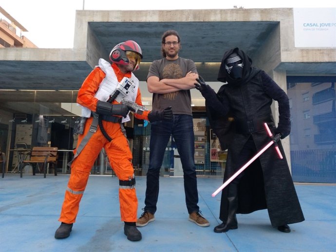  Guillermo Sampedro Flanqueado Por Dos Personajes De Star Wars
