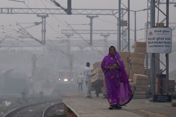 Una mujer en medio de la contaminación en Nueva Delhi