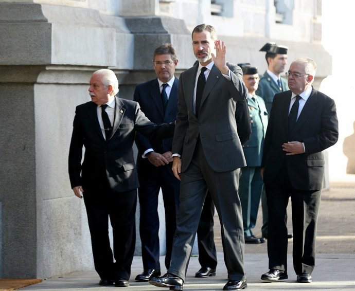 Felipe VI i Luis Navaixes al seu arriba a la capella ardent d'Maza