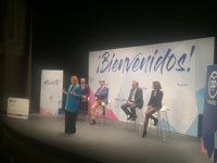 Cifuentes entrega sus carnés a 403 nuevos afiliados del PP de Madrid, "el motor" de la formación