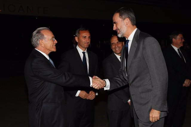 El Rey Felipe VI saluda a Isidro Fainé