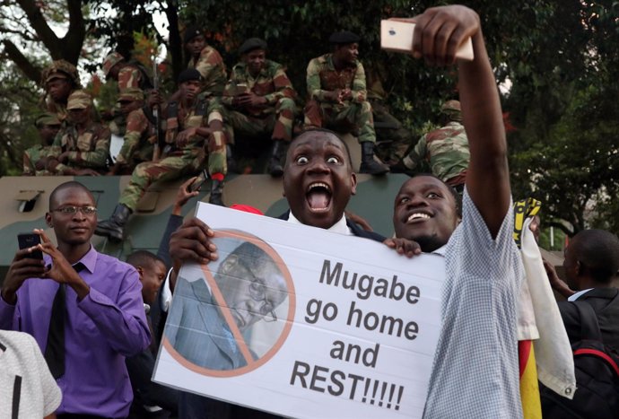 Celebraciones por la dimisión de Robert Mugabe