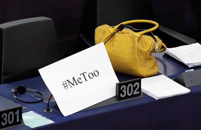 Cartel con el mensaje #MeToo en el Parlamento Europeo