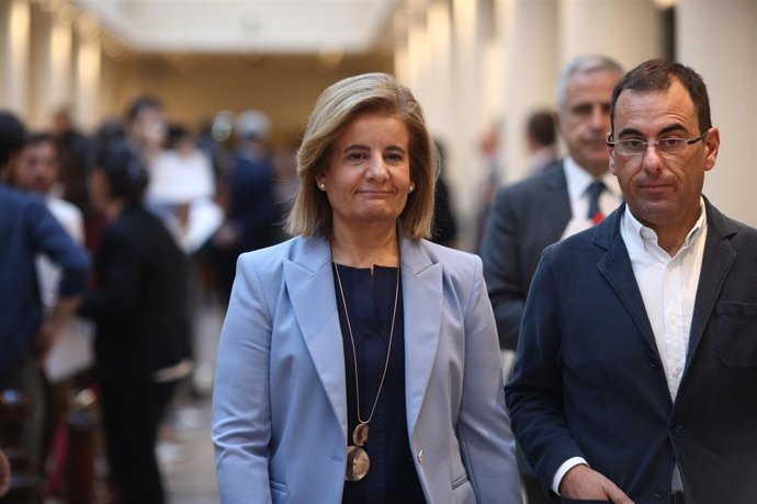 Fátima Báñez en los pasillos del Senado