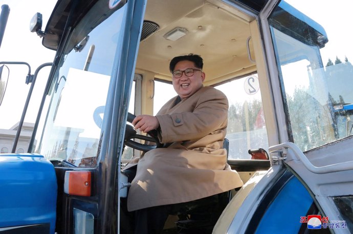 Kim Jong Un visita una fábrica de tractores en Kumsong