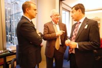 Juanma Moreno concluye su primera jornada en Bruselas con encuentros con el vicepresidente del Parlamento europeo