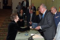 El rey Juan Carlos entrega la Medalla Echegaray a la bioquímica Margarita Salas por su "trayectoria ejemplar"