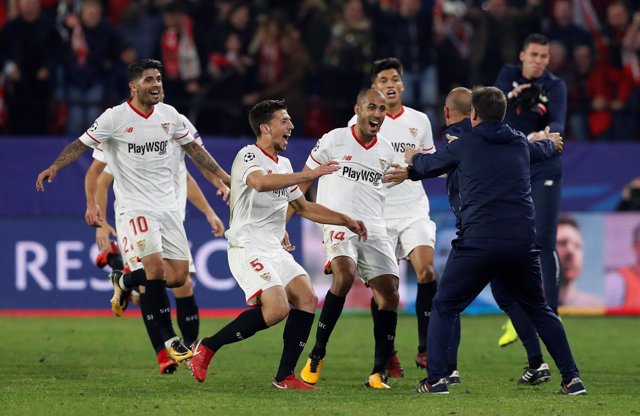 El Sevilla celebra el empate ante el Liverpool