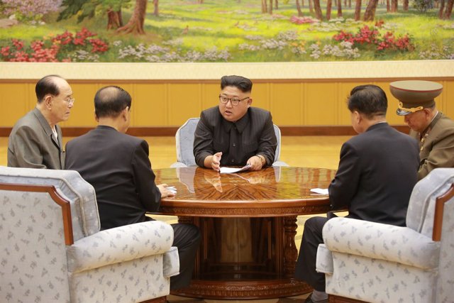 Kim Jong Un reunido con su Gobierno