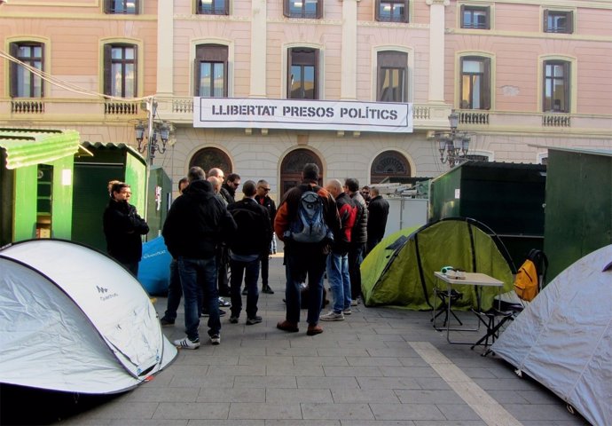 Agentes de Policía Municipal de Sabadell acampados ante el Ayuntamiento