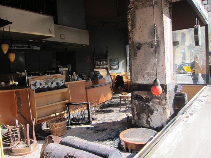 Interior de la cafeteria Starbucks després de l'incendi de la vaga general