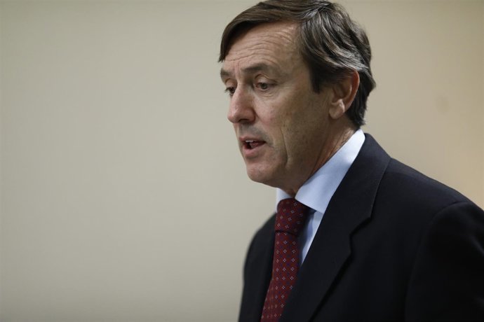 Rafael Hernando en rueda de prensa en el Congreso