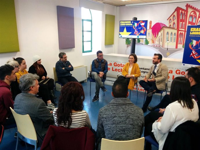 Gamarra, Merino y Peiró, con los jóvenes del programa LogroEuropa