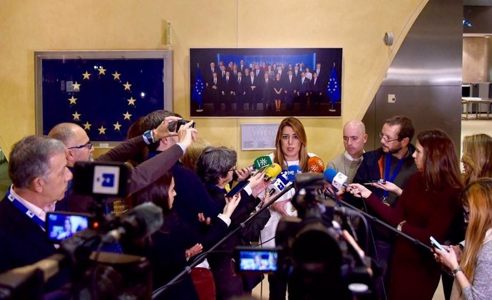 Susana Díaz, atendiendo este martes a los medios durante su viaje a Bruselas