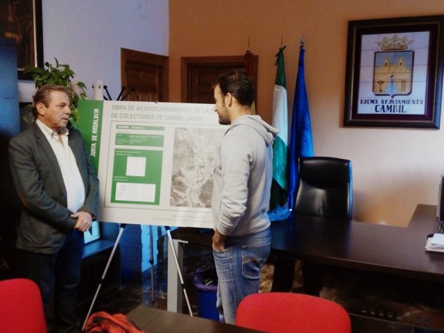 Ortega (i) presenta al alcalde de Cambil el proyecto en la red de saneamiento.