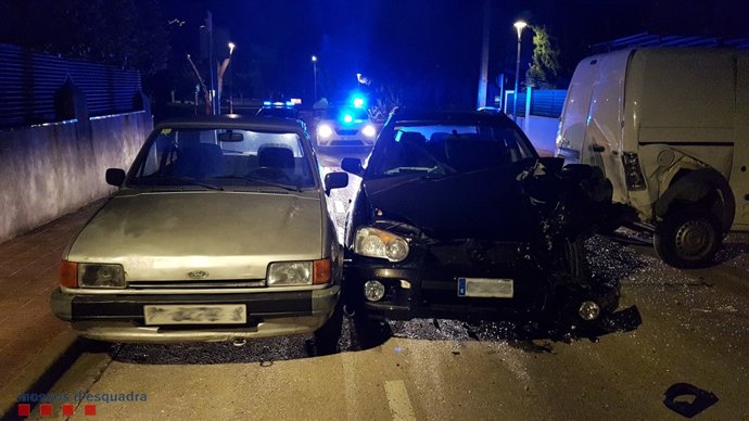 Cotxe accidentat després de fugir dels Mossos en la C-31
