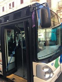 Los buses de la EMT llevarán un lazo morado hasta este domingo como símbolo de lucha contra la violencia machista