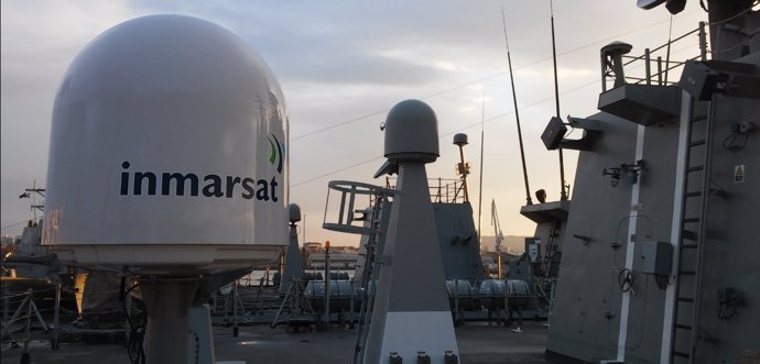 Antena de Inmarsat en la Fragata Cristóbal Colón de la Armada Española