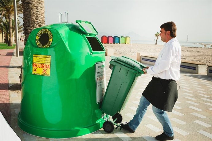 Hosteler reciclant vidre