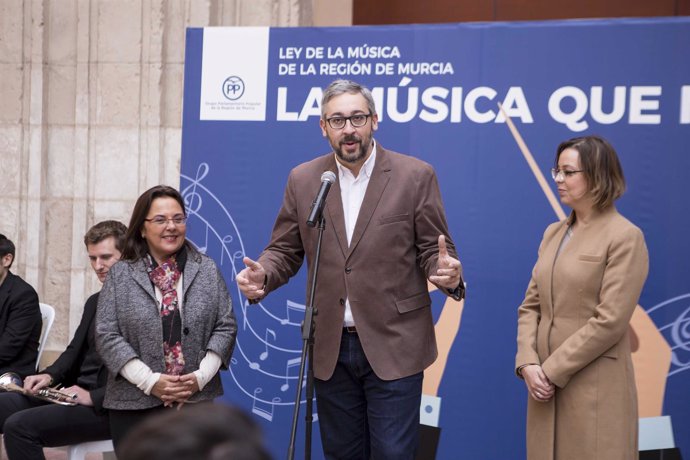 El portavoz del PP regional, Víctor Martínez, presenta laLey de la Música