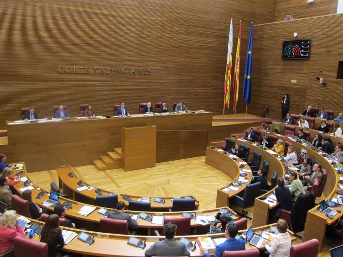 Corts Valencianes durante un debate sobre plurilingüismo