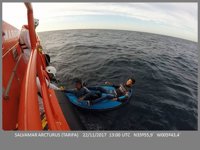 Rescatados cinco menores inmigrantes de una patera y una piragua hinchable en aguas de Tarifa (Cádiz)